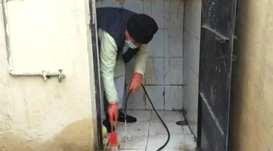 ছাত্রীর অভিযোগ পেয়ে নিজে গিয়ে স্কুলের শৌচাগার সাফ করলেন মন্ত্রী