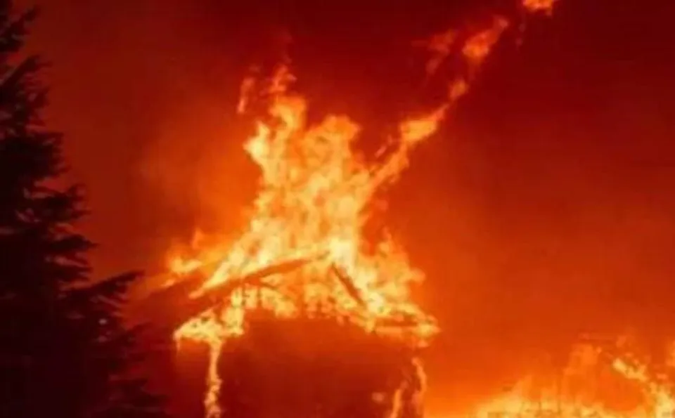 ভোররাতে বাগজোলা খাল পাড়ে বিধ্বংসী আগুন