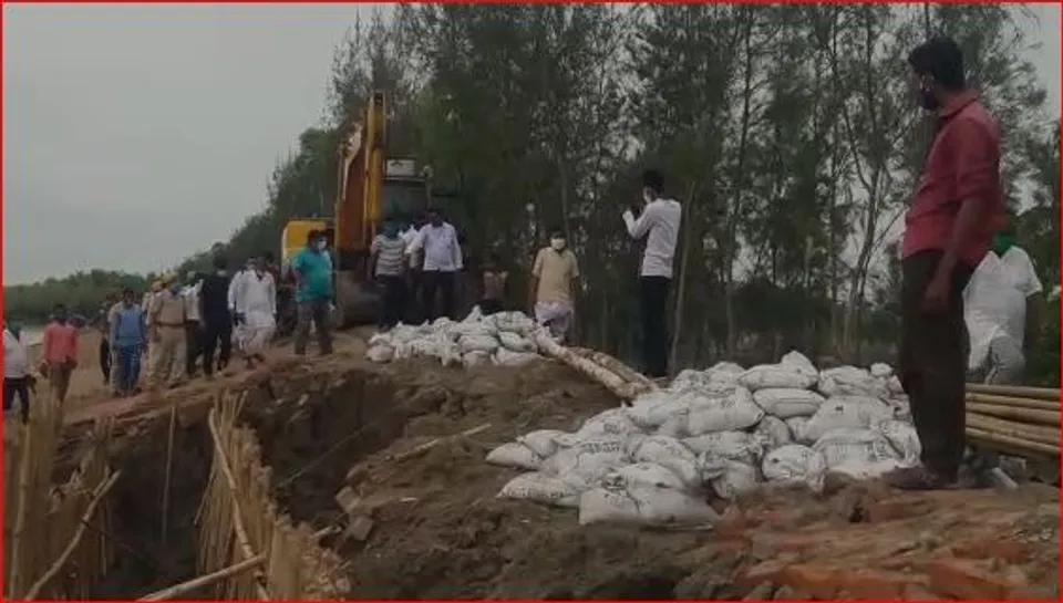 বাঁধ নির্মাণ কাজ দেখতে গিয়ে ক্ষিপ্ত হলেন মন্ত্রী ব‌ঙ্কিম চন্দ্র হাজরা