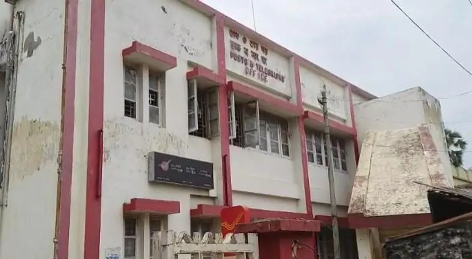 দীর্ঘদিন ধরে গড়বেতার পোস্ট অফিসের সমস্ত যন্ত্রাংশ ব্যাহত, নাজেহাল সাধারণ মানুষ