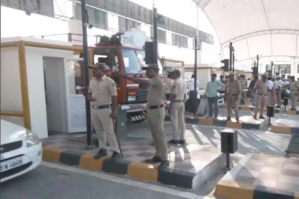 গাড়ি চালকদের ওপর উচ্চ হারের টোলের প্রতিবাদ, মোতায়ন করা হল পুলিশ