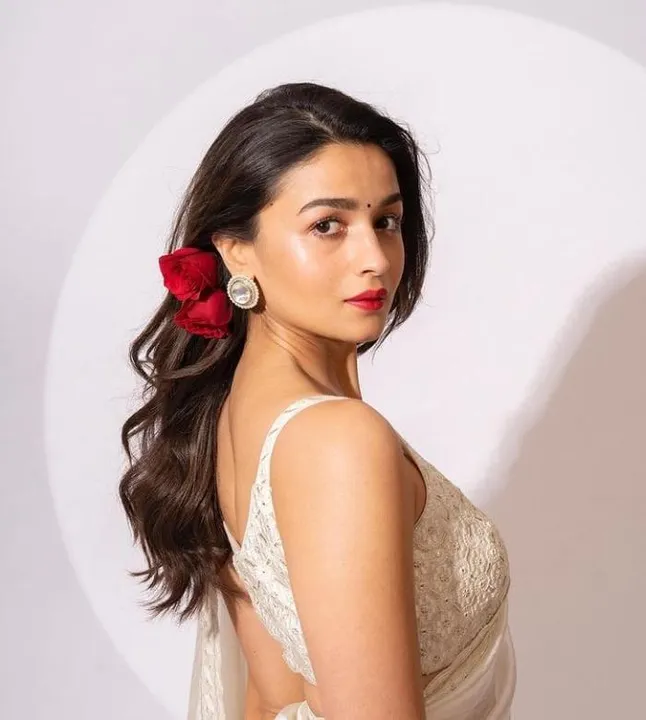 প্রথম হলিউড ছবির শুটিং করতে রওনা হলেন আলিয়া