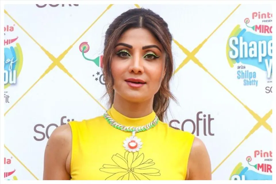 রানী এলিজাবেথের সাথে ছবি শেয়ার শিল্পার