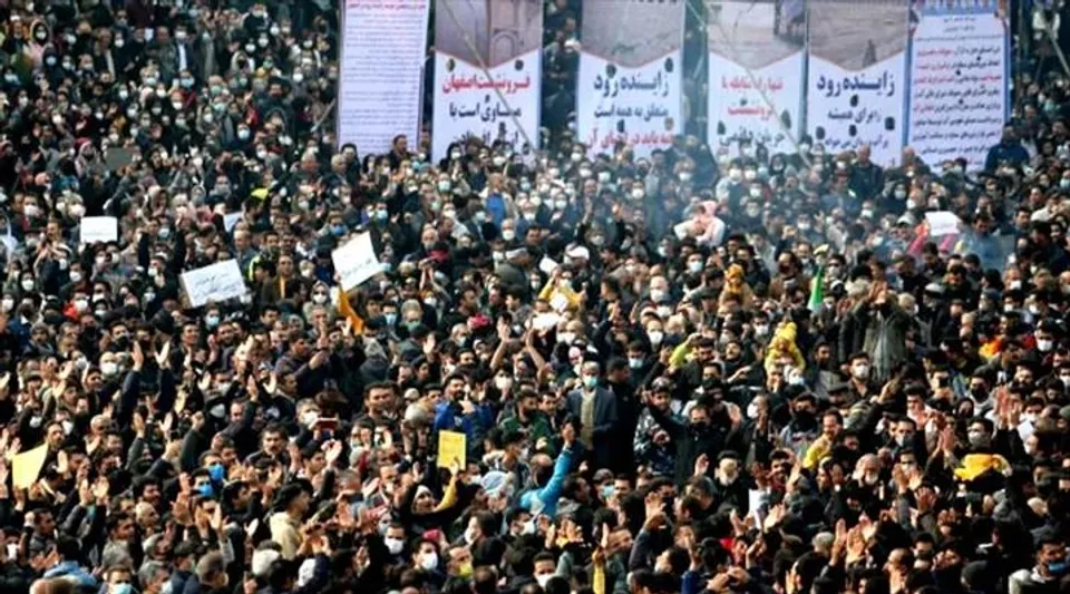 নদীকে বাঁচানোর দাবিতে ইরানের রাস্তায় হাজার-হাজার মানুষ