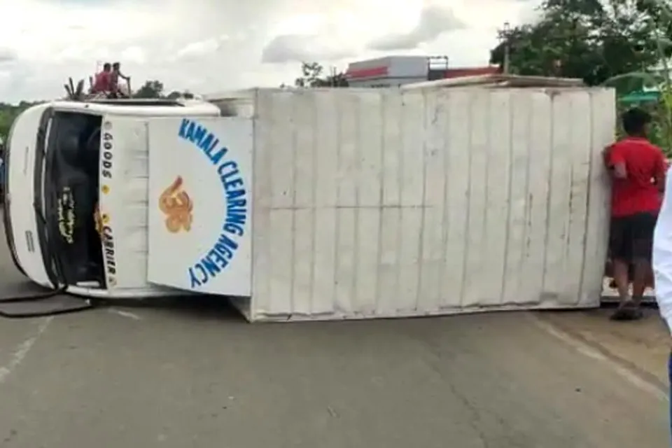 নিয়ন্ত্রণ হারিয়ে উল্টে গেল ওষুধ বোঝাই গাড়ি