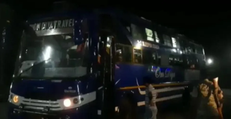 জলপাইগুড়ি থেকে কলকাতাগামী বিলাসবহুল বাস থেকে উদ্ধার বহুমূল্য সেগুন কাঠ