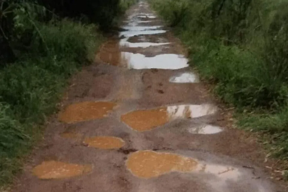 বেহাল রাস্তার হাল না ফেরায় বিক্ষোভে গ্রামবাসীরা