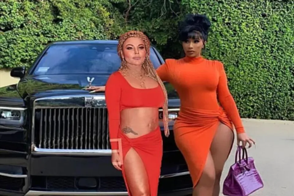 একই ফ্রেমে হলিউড স্টার কার্ডিবি ও রাখি সাওয়ান্ত