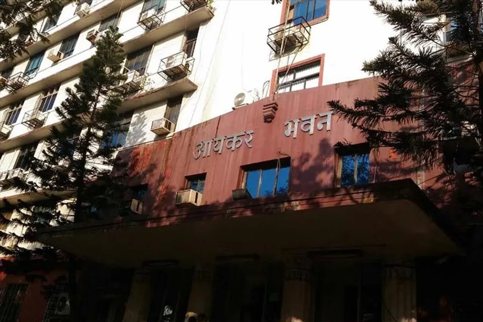 পশ্চিমবঙ্গ সহ দেশের একাধিক রাজ্যে চলছে আয়কর বিভাগের অভিযান