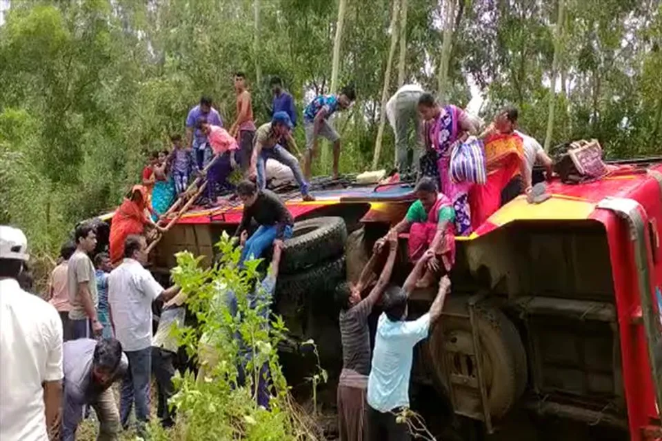 দাঁতনে নিয়ন্ত্রণ হারিয়ে দুর্ঘটনাগ্রস্ত যাত্রীবাহী বেসরকারি বাস, আহত ১৫