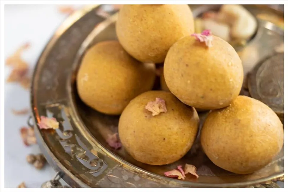 খুব সহজে বাড়িতেই বানিয়ে ফেলুন বেসনের লাড্ডু