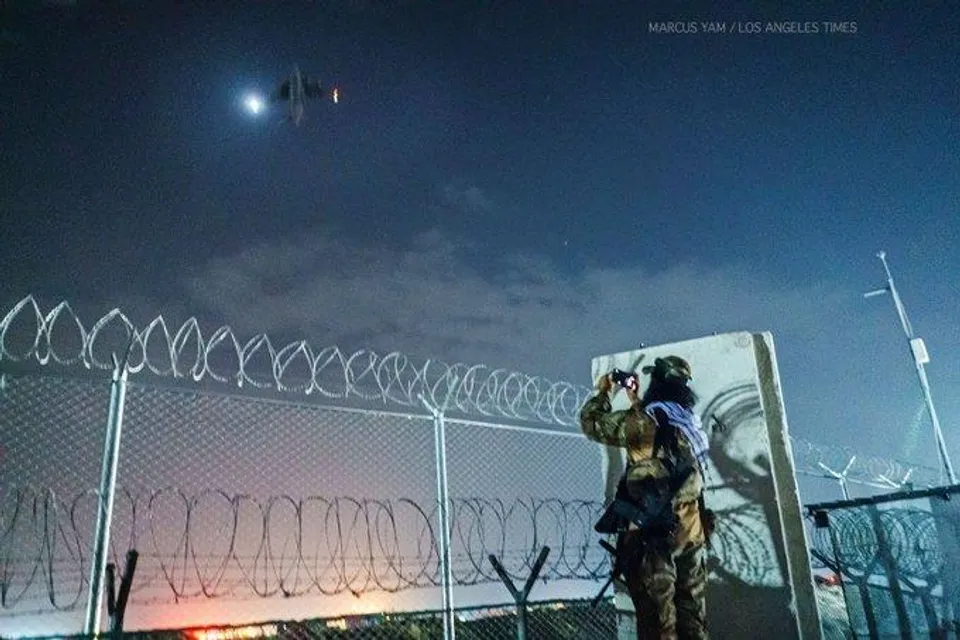 উড়ে যাচ্ছে শেষ মার্কিন বিমান, বিদায়ী মুহুর্ত ক্যামেরাবন্দি করলো এক তালিবান সেনা