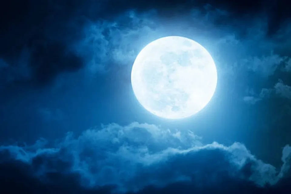 মে মাসে পূর্ণিমার আকাশে ' ফুল চাঁদ '