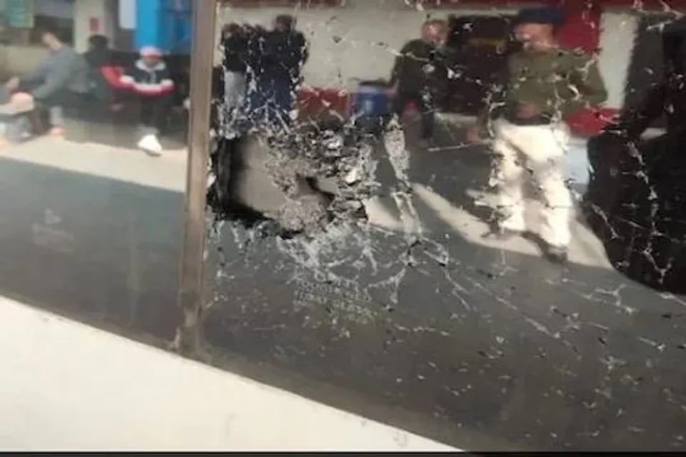 বন্দে ভারত এক্সপ্রেসের জানলায় পাথর ছোড়ার ঘটনায় আটক ৪ নাবালক