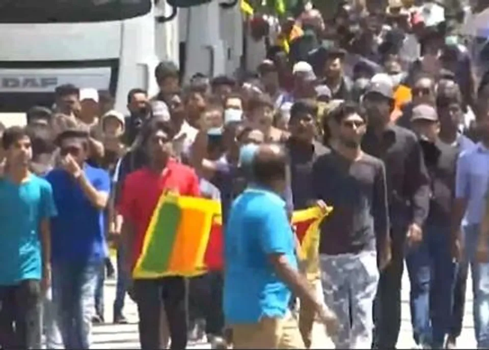 দেশ ছেড়েছেন রাষ্ট্রপতি, কলম্বোয় নতুন করে বিক্ষোভ শুরু