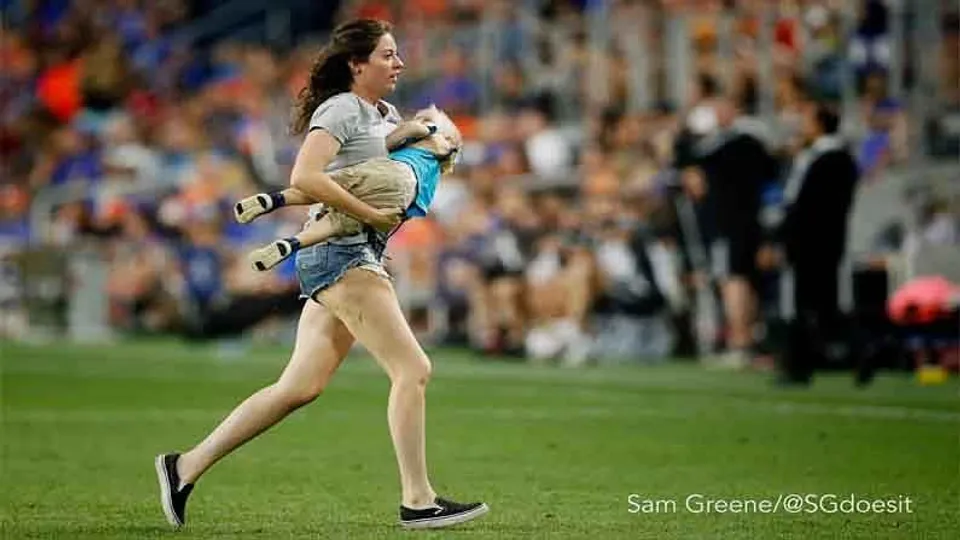 মা এর হাত ছেড়ে ফুটবল গ্রাউন্ডে ছুটে পালাল একরত্তি