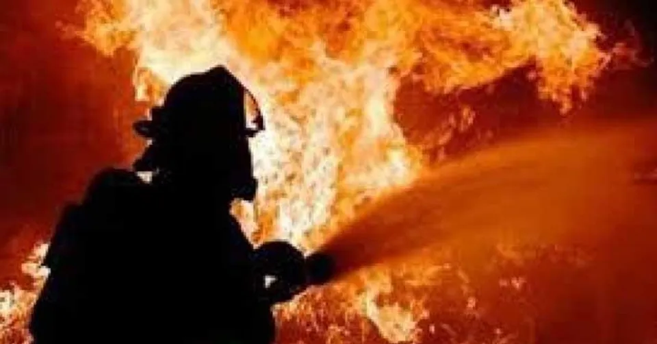 গভীর রাতে গাড়ির স্ক্র্যাপ গুদামে আগুন!