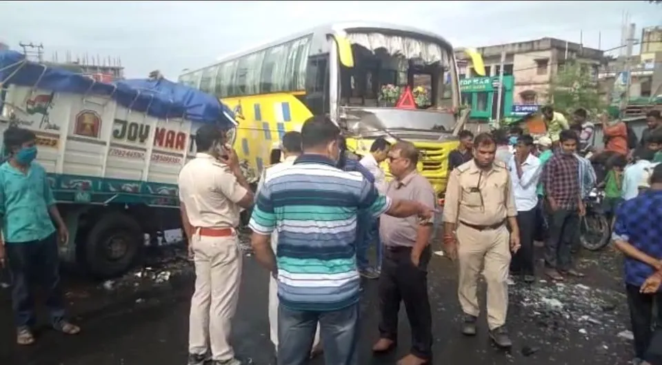 বাস-গাড়ির মুখোমুখি সংঘর্ষে আহত ২, গাড়িচালক আশঙ্কাজনক