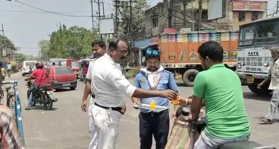 ওষ্ঠাগতপ্রাণ পথচারীদের হাতে শরবতের গ্লাস তুলে দিলেন কুলটি ট্রাফিক পুলিশ