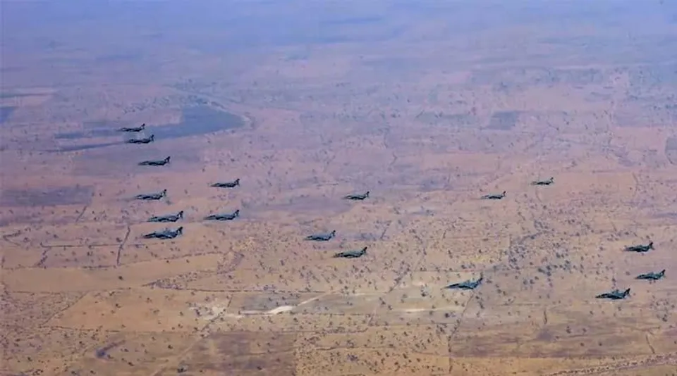 দিল্লির আকাশে ক্ষমতা দেখাল ৭৫ যুদ্ধবিমান ও কপ্টার