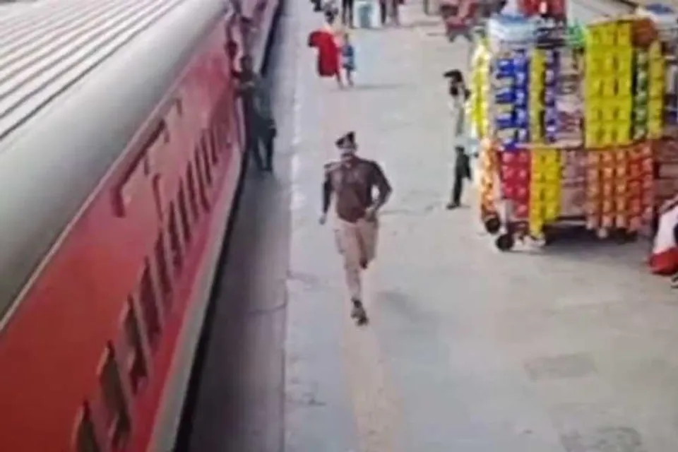 নিজের প্রাণের তোয়াক্কা না করে একাধিক প্রাণ রক্ষা করলেন ASI রবীন্দ্র কুমার, দেখুন ভিডিও