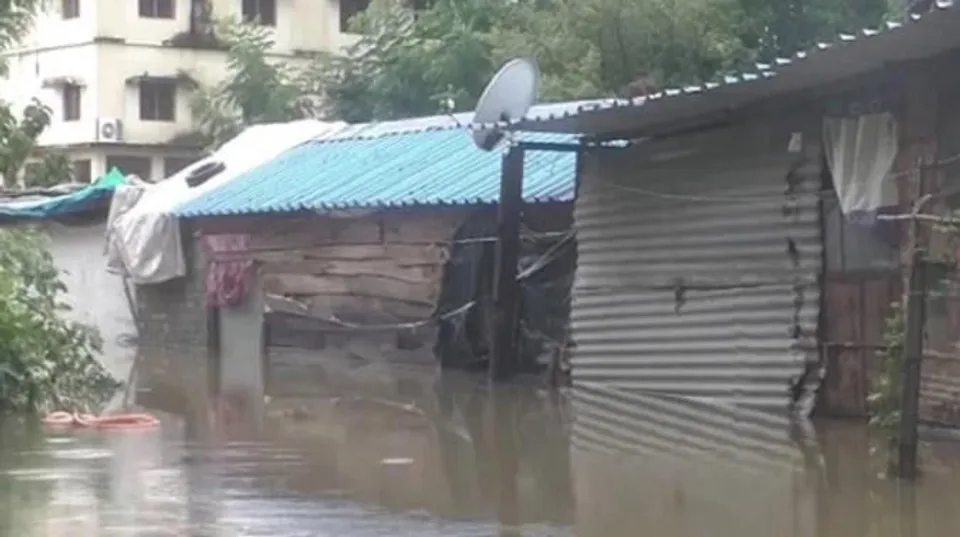 হিরাকুদ বাঁধের জল ছাড়তেই বিপত্তি, সম্বলপুরে ডুবল ১০০টি বাড়ি