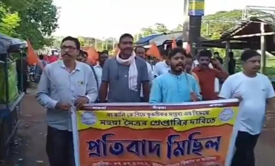 মহুয়া মৈত্রর কুরুচিকর মন্তব্যের ঝড় এবার চন্দ্রকোনা রোড শহরে, বিক্ষোভ মিছিল হিন্দু জাগরণ মঞ্চের