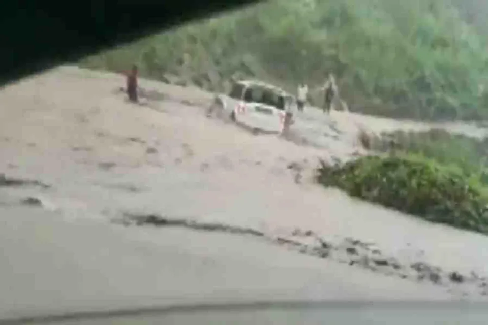 আকস্মিক বন্যা, ভেসে গেল গাড়ি- দেখুন ভিডিও