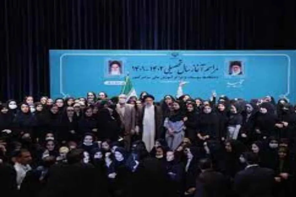 ইরানের রাষ্ট্রপতিকে বিশ্ববিদ্যালয় থেকে বেরিয়ে যাওয়ার দাবি তুললেন নারী পড়ুয়ারা