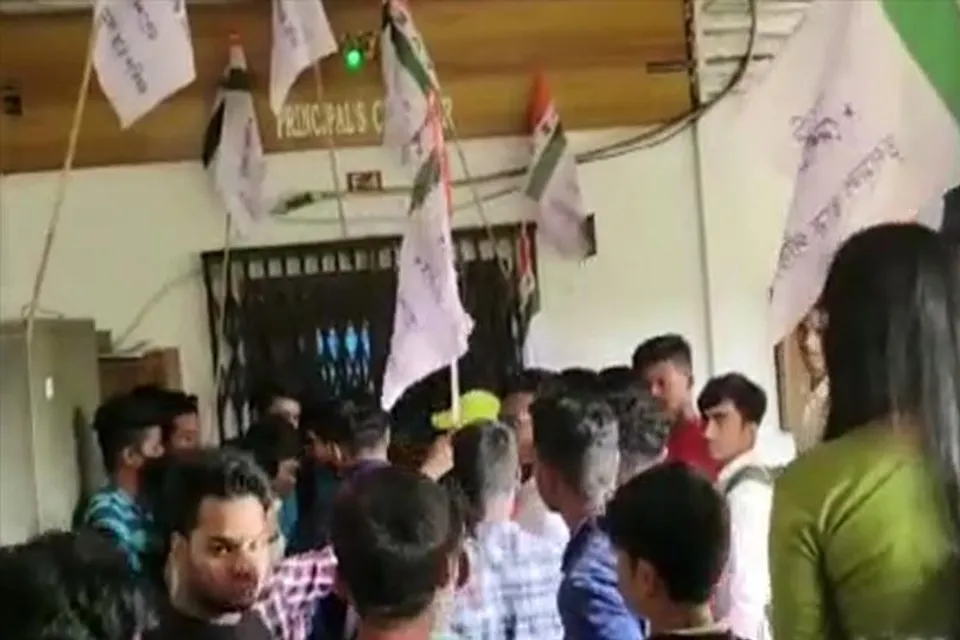 প্রিন্সিপালকে তালা বন্ধ করে বিক্ষোভ তৃণমূল ছাত্র পরিষদের
