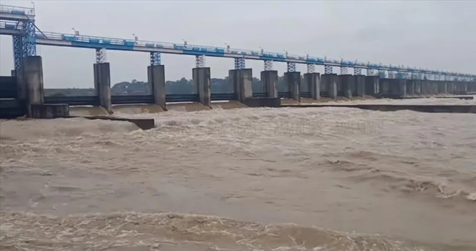 অ্যানিকেত বাঁধ টপকে জল নামছে কাঁসাইয়ে!