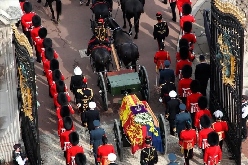 রানীকে শ্রদ্ধা জানাতে লন্ডনে চার মাইল দীর্ঘ লাইন
