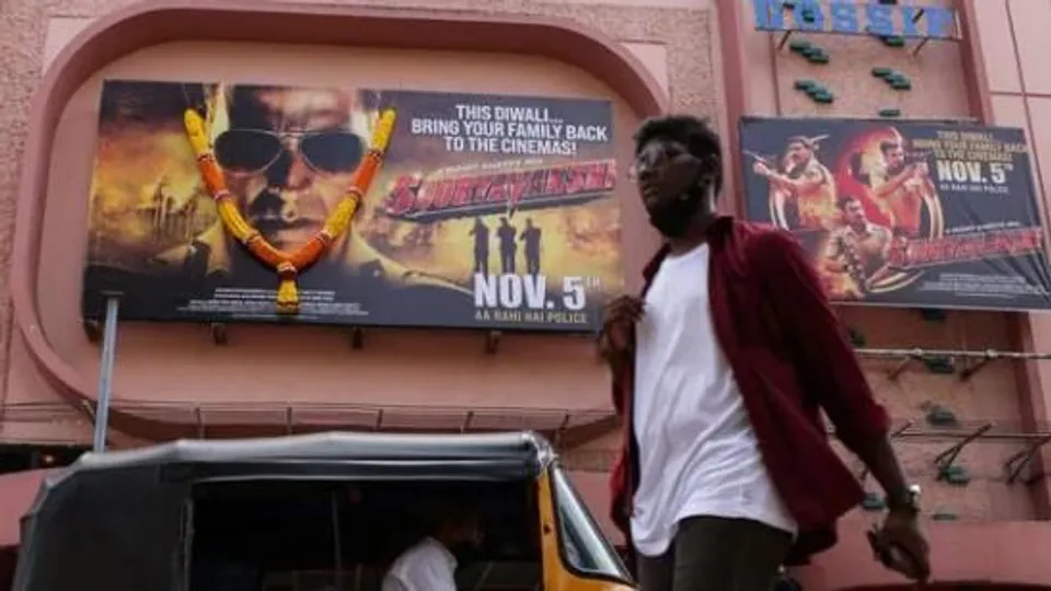 আক্কি ম্যাজিকে হলমুখী দর্শক