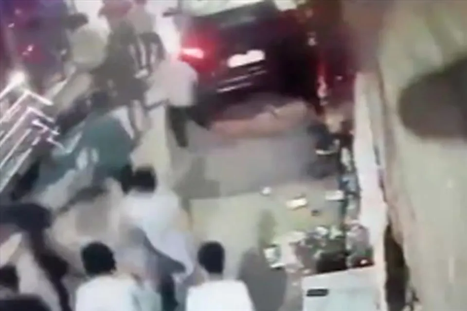 পিষে গিয়ে চলে গেল গাড়ি, দেখুন গা শিউড়ে ওঠা ভিডিও