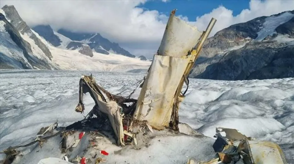 গলতে থাকা সুইস আল্পস হিমবাহে উদ্ধার বিমানের ধ্বংসাবশেষ, মানুষের দেহাংশ