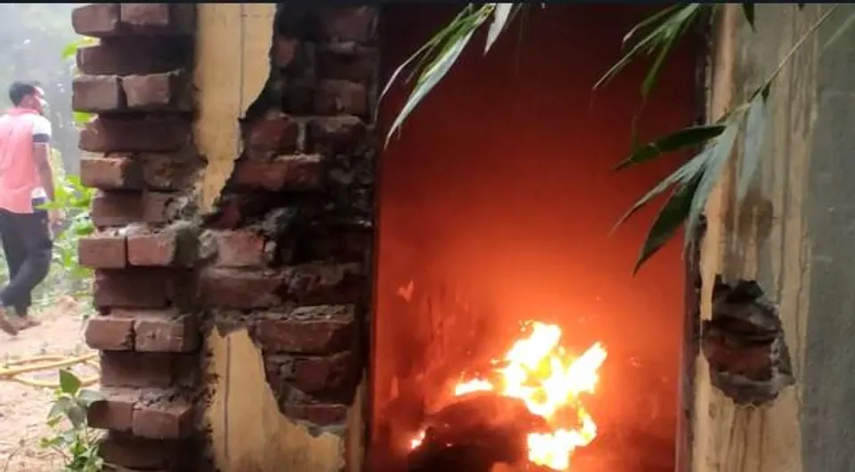 ভরদুপুরে ভয়াবহ অগ্নিকাণ্ড গোপীবল্লভপুরে