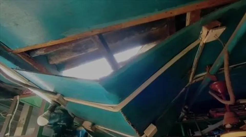 রাতের অন্ধকারে অ্যাসবেস্টাসের সিলিং কেটে দোকানে চুরি