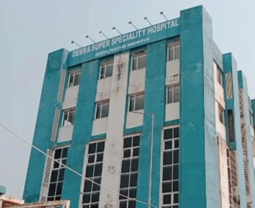 ডেবরা সুপার স্পেশালিটি হাসপাতালে জটিল সার্জারিতে হাত থেকে বেরোলো বড় টিউমার