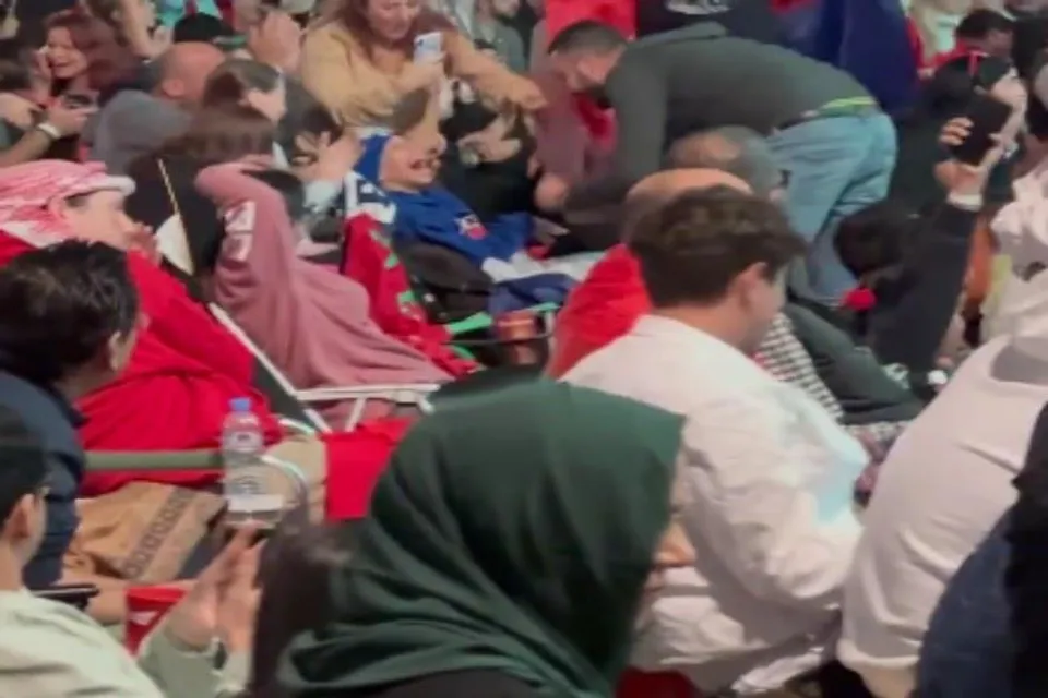 ফ্রান্সের সমর্থক প্রতিবন্ধী শিশুর সঙ্গে উদযাপন মরক্কোর সমর্থকের- দেখুন মন ভালো করে দেওয়া সেই ভিডিও