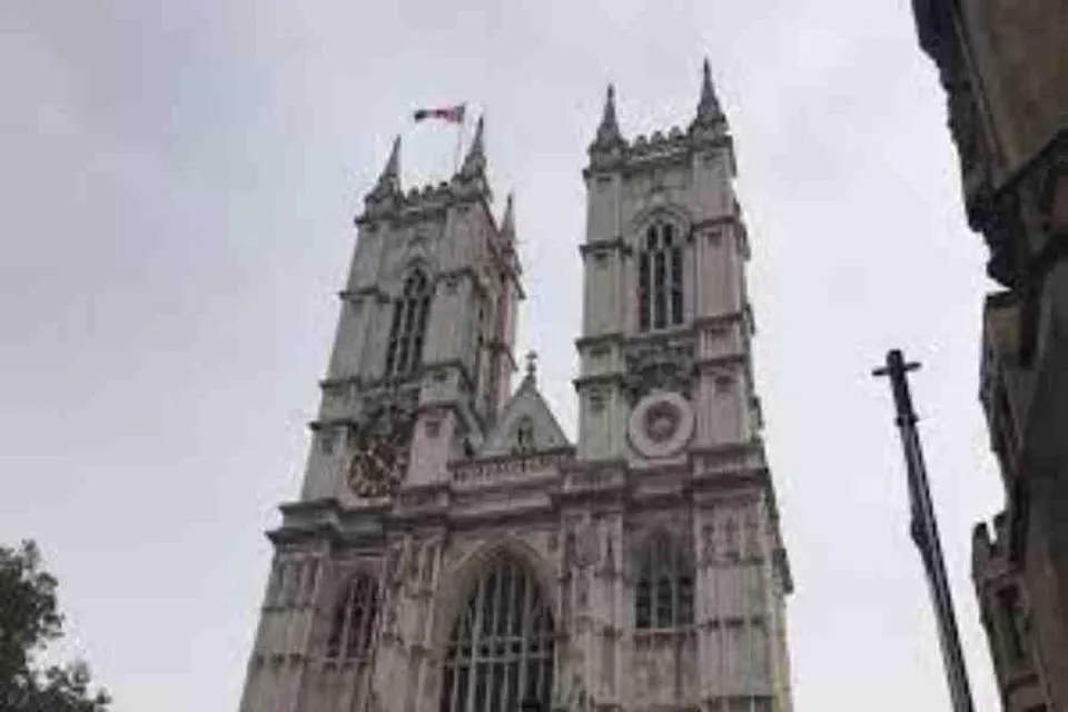 রানীকে শ্রদ্ধা জানাতে ৯৬ বার বাজবে অ্যাবের টেনর বেল