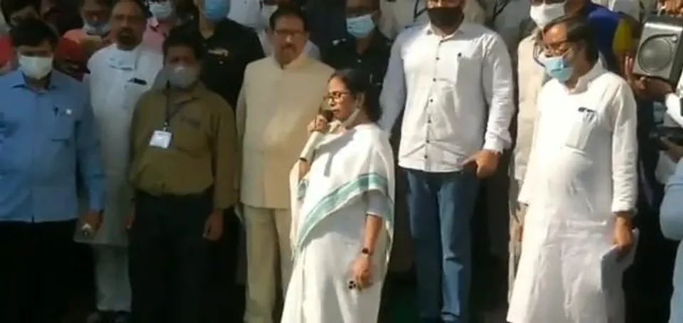বিধানসভার বাইরে বিজেপিকে আক্রমণ মুখ্যমন্ত্রী মমতা বন্দ্যোপাধ্যায়ের