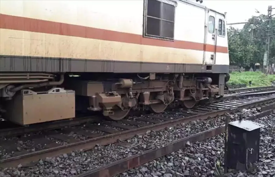 লাইনচ্যূত এলএলটি-জয়নগর এক্সপ্রেসের একাধিক বগি