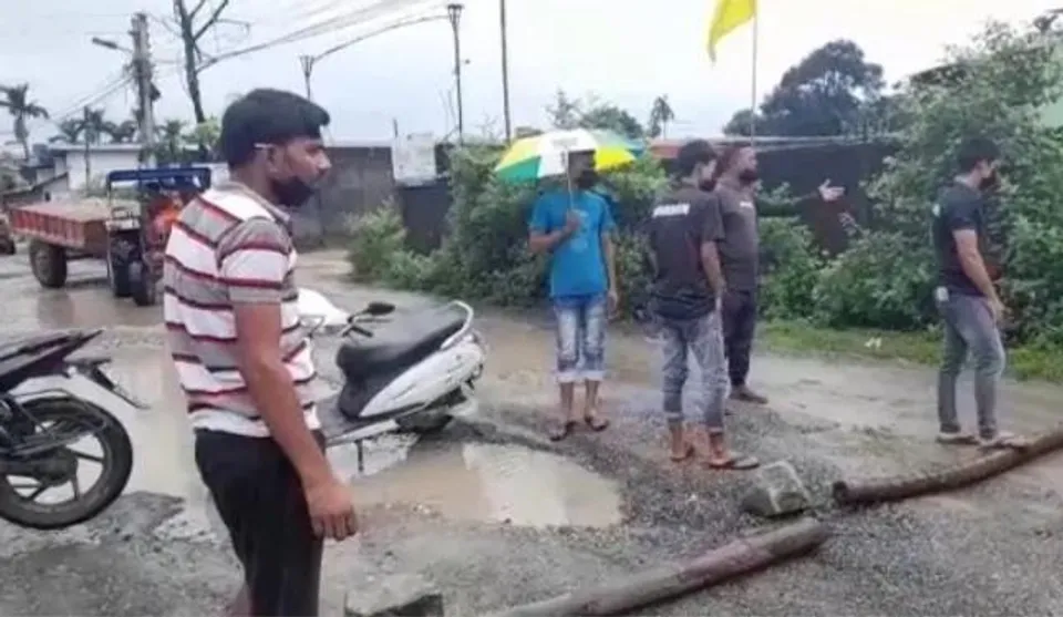 রাস্তা মেরামতির দাবিতে পথ অবরোধ