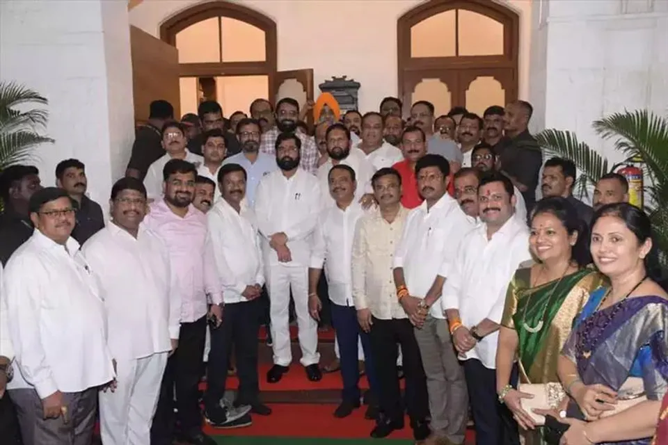 একনাথ শিন্ডের শিবিরে যোগ দিলেন ৬৬ জন শিবসেনা কর্মী