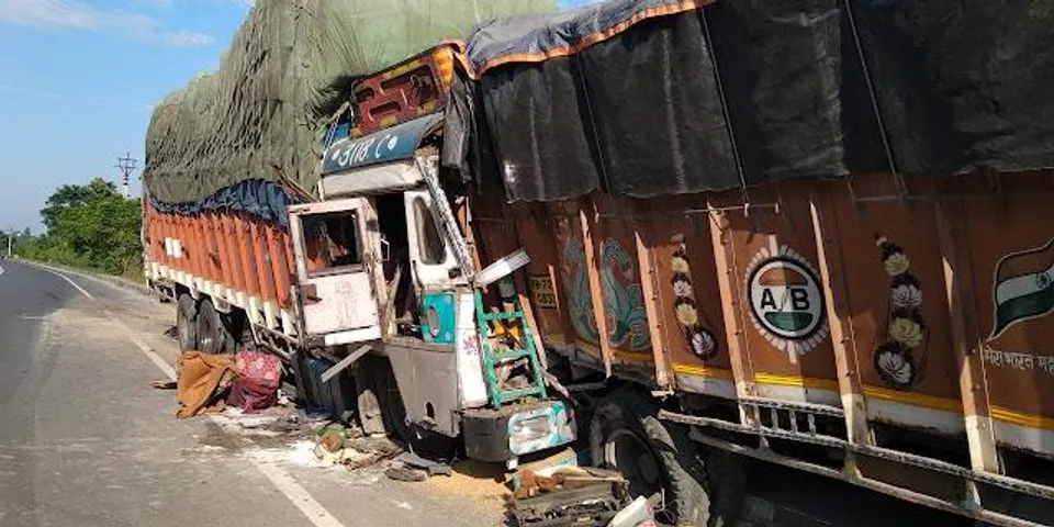 দুটি ট্রাকের সংঘর্ষে আহত তিন ব্যাক্তি