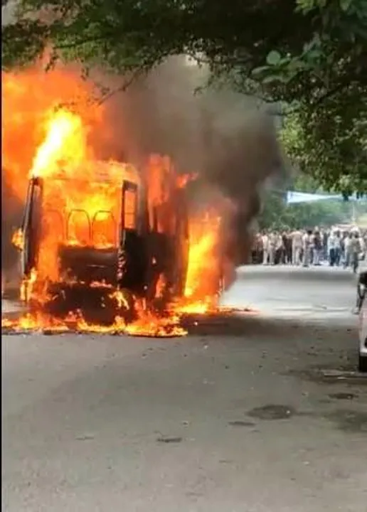 দাউ দাউ করে জ্বলছে স্কুল বাস, ভয়াবহ দৃশ্য দিল্লিতে