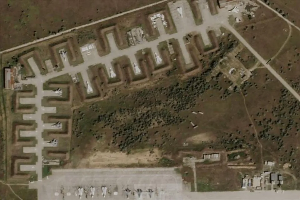 ব্যাপক ক্ষতিগ্রস্ত ক্রিমিয়ার বিমানঘাঁটি