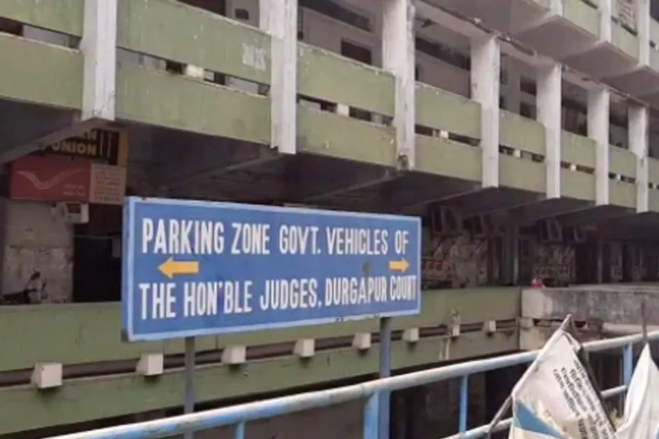 নাবালিকাকে অপহরণের অভিযোগে গ্রেফতার যুবককে পেশ করা হল দুর্গাপুর মহকুমা আদালতে