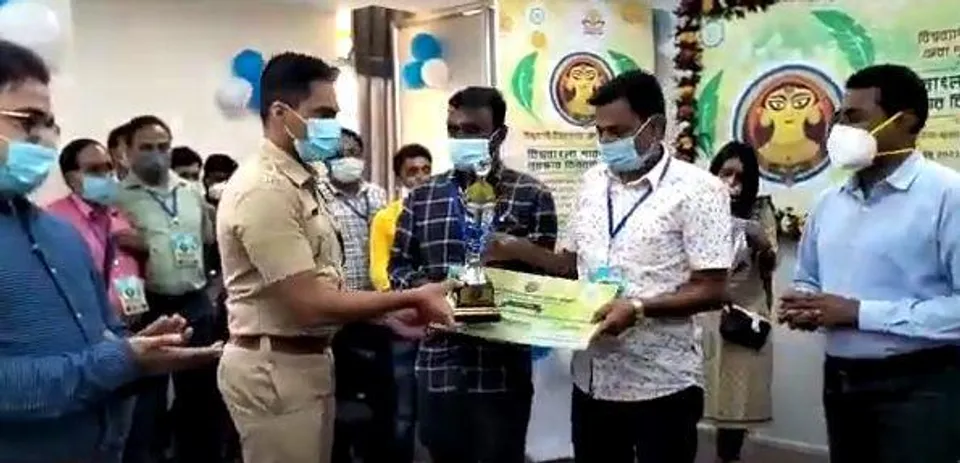 পূর্ব মেদিনীপুর জেলা শারদ সম্মানের পুরস্কার তুলে দিলেন জেলা প্রশাসনের কর্তারা