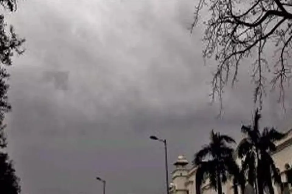 বিকেলেও আকাশের মুখ ভার